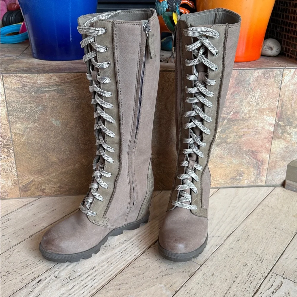 SOREL JOAN OF ARCTIC WEDGE LACE UP 8 Tall ASH Women Boots Waterproof  EUC size 7 - Picture 15 of 15
